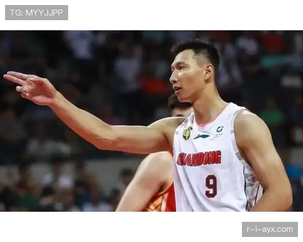 易建联随手一提袋都比我工资厚，刷到这图我都想改行了